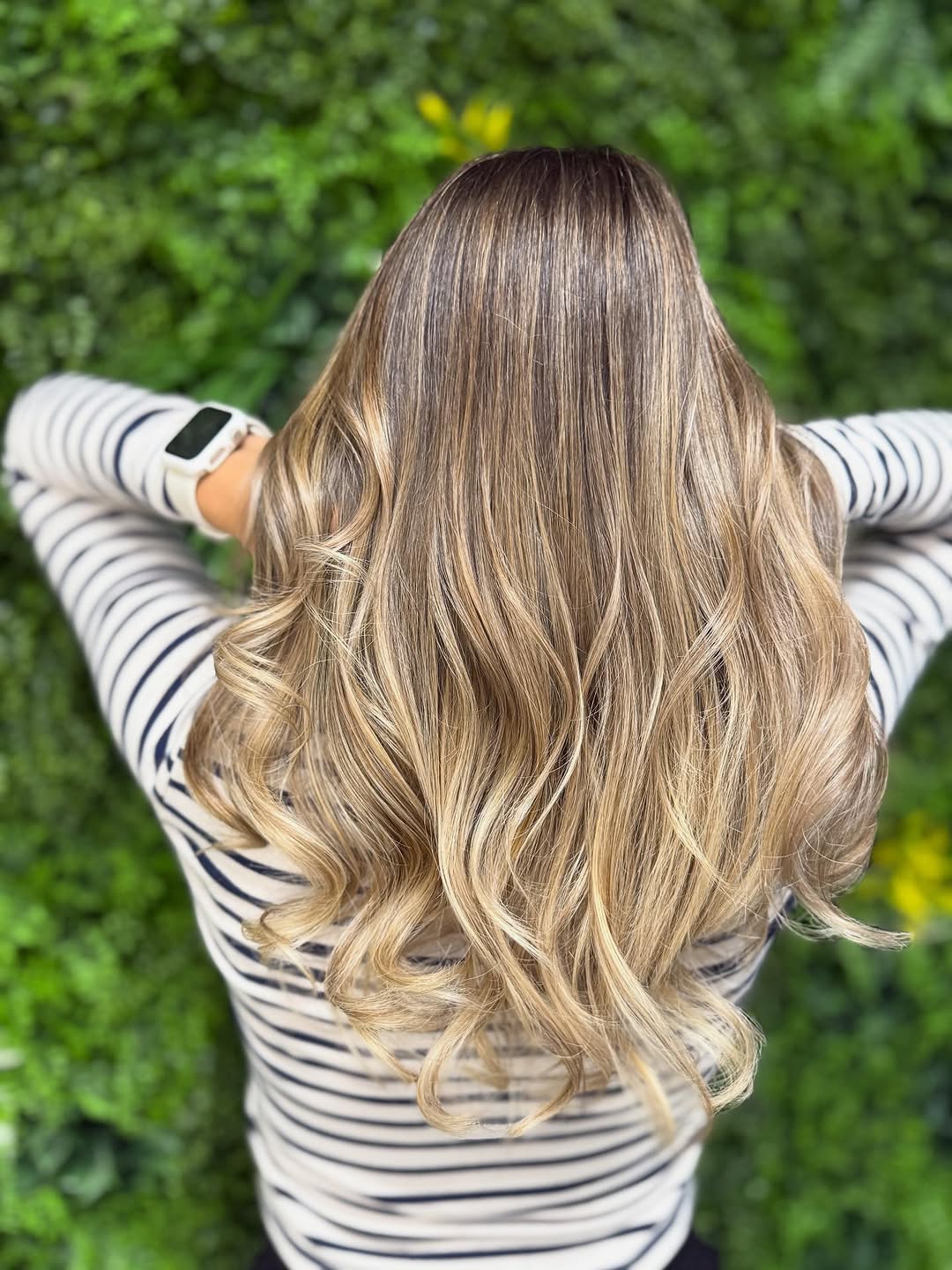 Balayage proměna — detail vlnitých vlasů s přirozeným zesvětlením